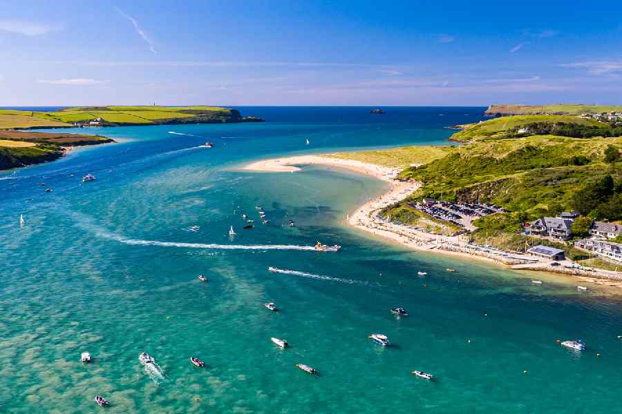 ইংল্যান্ডের কর্নওয়ালে ক্যামেল নদীর ধারে ছবির মতো সুন্দর বাড়িটি জিতেছিলেন প্রবাসী ভারতীয় উত্তম পারমার। বাড়িটির সমস্ত কর, মর্টগেজের অর্থ, আইনি ব্যায়ভার সবেরই দায়িত্ব নিয়েছিল লটারি সংস্থাটি।