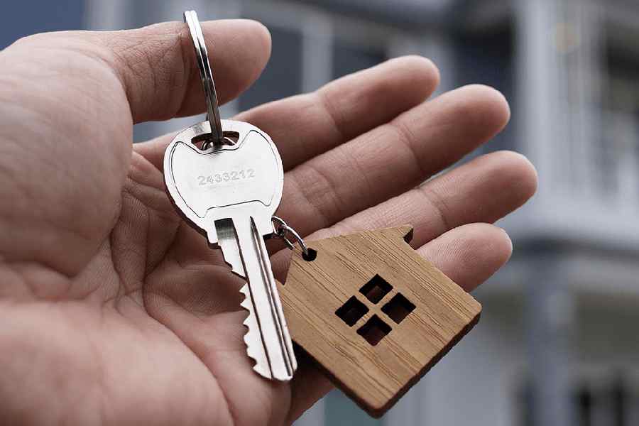 নতুন পাড়ায় পাকাপোক্ত ভাবে থাকা শুরু করতে সময় লাগে। খরচও হয় বিস্তর। সে সব কথা ভেবে উত্তমকে অতিরিক্ত ৪৬ লক্ষ টাকা দেওয়া হয়েছিল লটারি সংস্থার তরফে। এত সুযোগ-সুবিধা সত্ত্বেও লটারিতে জেতার আট সপ্তাহের মধ্যেই বাড়িটি বিক্রির জন্য একটি অনলাইন সাইটে বিজ্ঞাপন দেন উত্তম। 