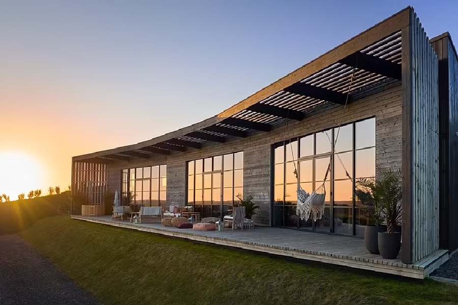 ২৮ কোটি টাকা দামের পরিবেশবান্ধব বাড়ি। তার ছাদ থেকে শুরু করে দেওয়াল সর্বত্রই ছড়িয়ে-ছিটিয়ে রয়েছে বিশেষত্ব। 