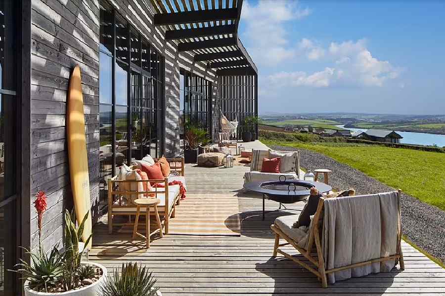 ছেলে আরন এবং স্ত্রী রাকিকে নিয়ে তিন সদস্যের ছোট পরিবার উত্তমের। চার বেডরুমের বাড়িটি তাঁদের পক্ষে যথেষ্ট বড়। 