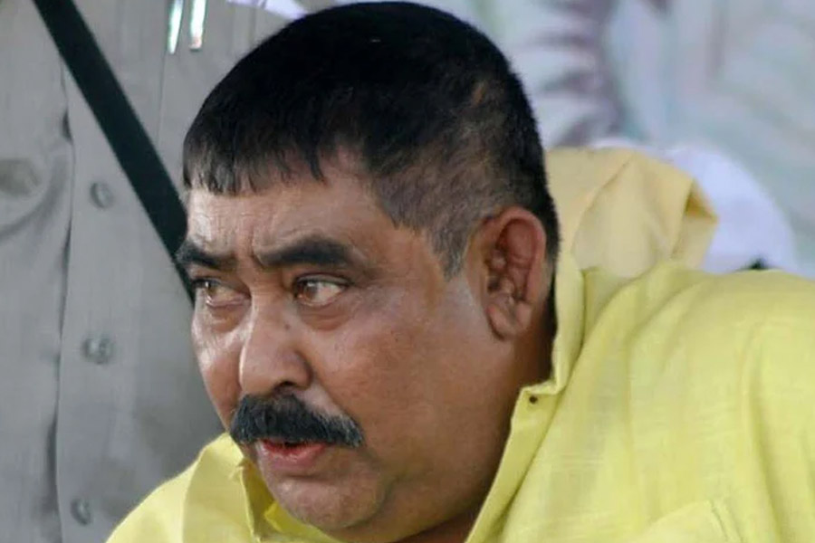 ওই কালীপুজোর রাশ অনুব্রতরই হাতে। তাঁর উদ্যোগেই হয়ে আসছে ওই পুজো। কিন্তু গরু পাচার মামলায় এ বার তিনি রয়েছেন জেলে।