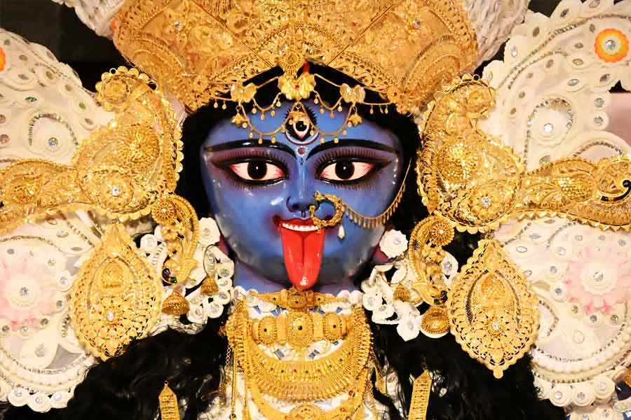 এ বার তৃণমূলের বীরভূম জেলা কমিটির ১৫০ জন সদস্যের থেকে চাঁদা তুলে পুজোর আয়োজন। ঘোষণা করেছে দলীয় নেতৃত্বই। প্রত্যেকে এক হাজার টাকা চাঁদা দিয়ে মোট দেড় লক্ষ টাকা দিয়ে হবে পুজো।