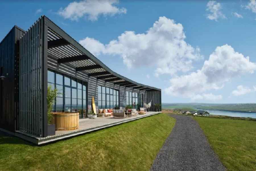 বাড়িটির দেওয়াল তৈরি হয়েছে পুনর্ব্যবহারের উপযোগী করা খবরের কাগজ দিয়ে। ছাদ ঘাস, শ্যাওলা আর ফুলের কেয়ারি দিয়ে ঢাকা। তেমনই সুন্দর তার অন্দরসজ্জা। 