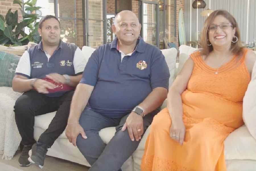 তার পরও সেই বাড়ি ছেড়ে সপরিবারে সম্প্রতি লেস্টারশায়ারে ফেরে এসেছেন উত্তম এবং জানিয়েছেন ফিরে এসে হাঁফ ছেড়ে বেঁচেছেন তিনি। 