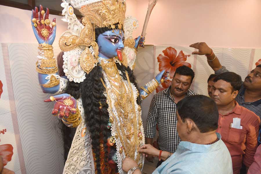 সাজসজ্জার জন্য রয়েছে চূড়, রতনচূড়, মান্তাসা এবং বেশ কয়েকটি আংটিও।