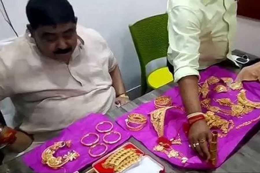  রয়েছে, বালা, বাউটি, বাজুবন্ধ ইত্যাদিও। কালীপুজোর সময় ওই সব গয়না বার করে সাজানো হয় প্রতিমাকে।