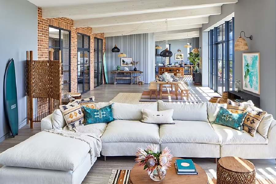 এ ছাড়াও ওই বাড়িতে রয়েছে বড় হল ঘর। বসার ঘর, খাবার ঘর এমনকি ছোট একখানা স্টাডি রুমও। অতিথি-অভ্যাগতদের আপ্যায়নের সমস্যা হওয়ার কথাই নয় সেখানে জানতেন উত্তম। 