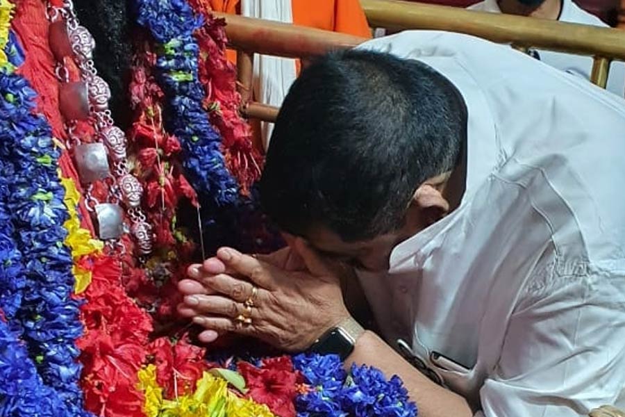 প্রতি বার নিজের হাতে সোনার গয়নায় প্রতিমাকে সাজান কেষ্ট। তবে এখনও পর্যন্ত দু’বার এই নিয়মের ব্যতিক্রম ঘটেছে। ২০১৯ এবং ২০২০ সালে প্রতিমাকে সাজাতে পারেননি অনুব্রত। ২০১৯ সালে মৃত্যু হয়েছিল কেষ্টর মায়ের। ২০২০ সালে মারা যান তাঁর স্ত্রী।