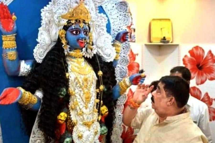 সব মিলিয়ে রয়েছে ৫৭০ ভরি সোনার গয়না। যার দাম বেশ কয়েক কোটি টাকা। গরু পাচার মামলায় সিবিআইয়ের হাতে গ্রেফতার হয়েছেন অনুব্রত। এই আবহে ওই গয়না কোথা থেকে এল, সে দিকে নজর রয়েছে কেন্দ্রীয় তদন্তকারী সংস্থা (সিবিআই)-রও।