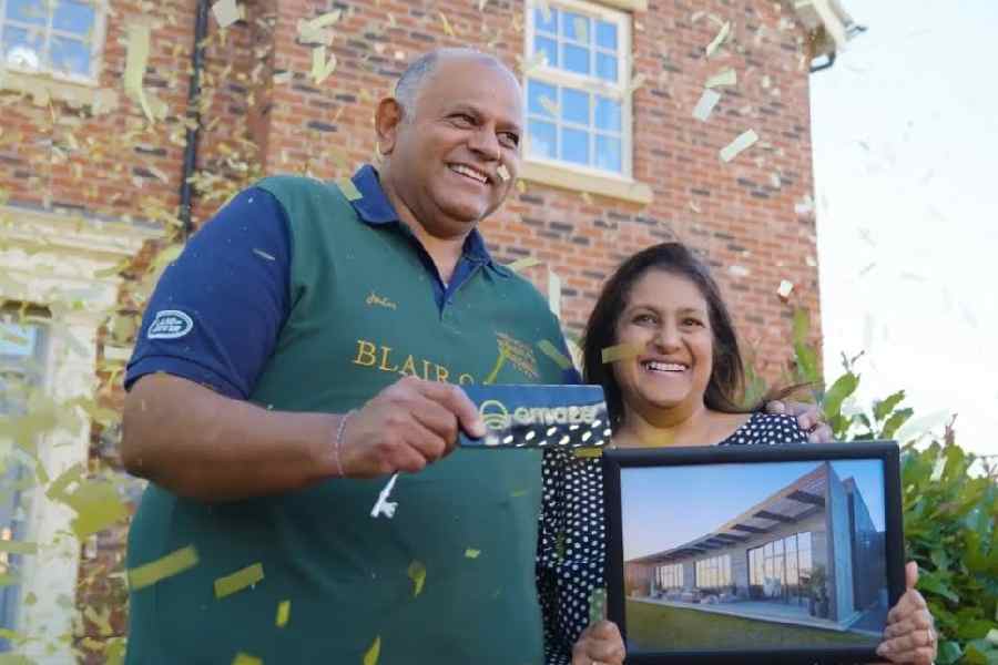 সেলেবদের পাড়ায় তাঁদের টক্কর দেওয়ার মতো একটি বাড়ি লটারিতে জিতেছিলেন এক দম্পতি। কিন্তু সে বাড়িতে দু’মাসও টিকতে পারলেন না তাঁরা। আট সপ্তাহের মধ্যেই ফিরে গেলেন পুরনো পাড়ায়। পুরনো বাড়িতে। 