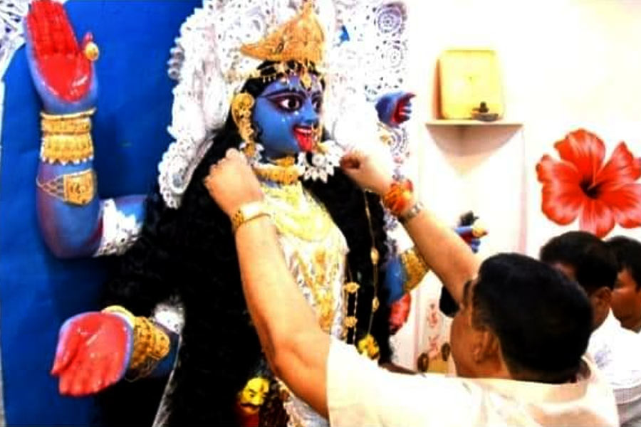 গত কয়েক বছরে লাফিয়ে লাফিয়ে বেড়েছে অলঙ্কারের পরিমাণ। এ বছর অবশ্য গয়নার পরিমাণ আর বাড়বে না বলেই বীরভূম জেলা তৃণমূল সূত্রে জানা গিয়েছে।