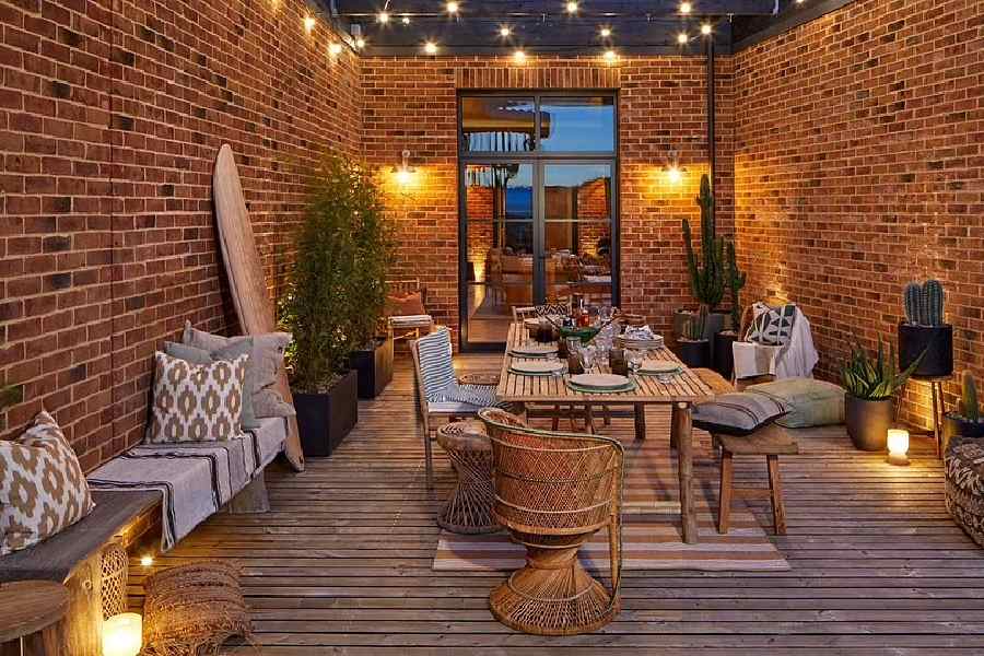 ৫৮ বছরের উত্তম এবং তাঁর স্ত্রী রাকির কথায়, ‘‘অভিজাত পাড়ায়, দামি বাড়িতে থাকারও কিছু মূল্য দিতে হয়। সেই খরচ জোগানোর ক্ষমতা নেই আমাদের।’’