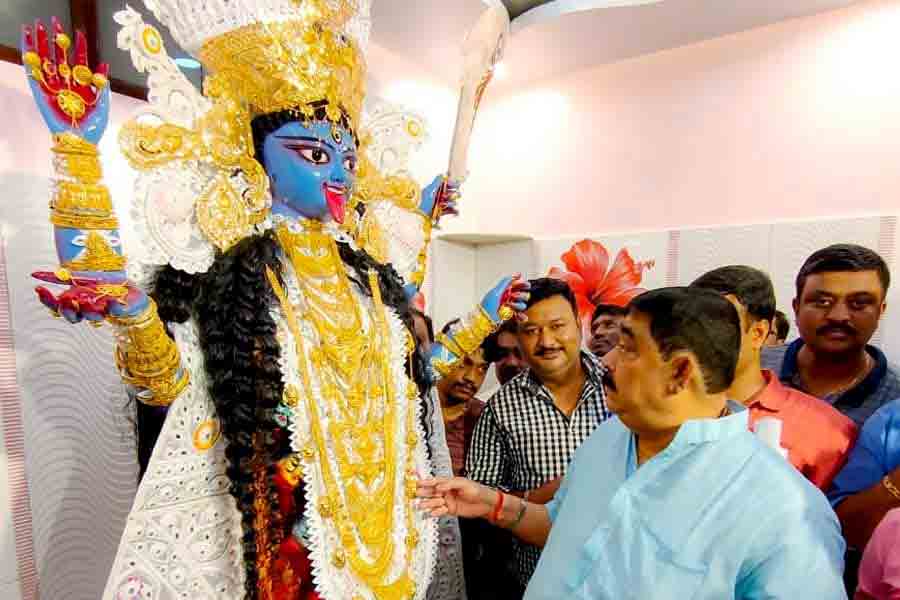 অন্যান্য বছর এ ভাবেই কেষ্টকে দেখা যেত কালীপুজোয়।