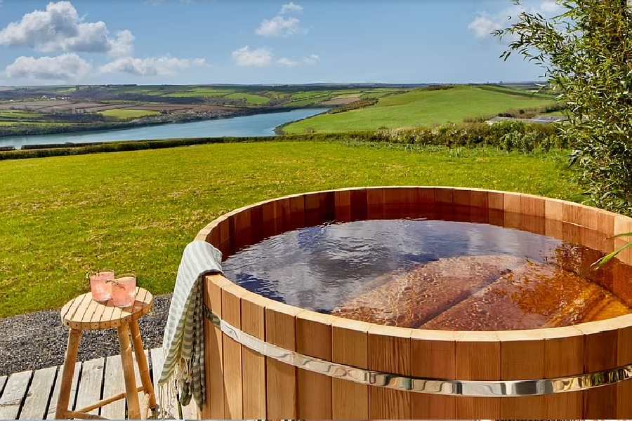 পরিবেশবান্ধব ওই বাড়িটি যেমন দেখতে সুন্দর, তেমনই সুন্দর তার চারপাশের নৈসর্গিক দৃশ্য। প্রায় সাড়ে পাঁচ একর জমি রয়েছে বাড়িটির লাগোয়া। সামনে অনেকখানি সবুজালি পেরিয়ে ক্যামেল নদী বয়ে যাচ্ছে তরতরিয়ে। বাড়ির উঠোনে আরামকেদারায় বসে স্রেফ নদীর দিকে তাকিয়েই কাটিয়ে দেওয়া যায় ঘণ্টার পর ঘণ্টা। অবসরের দোরগোরায় পৌঁছে আর কি প্রয়োজন!