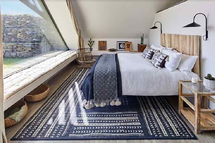 উত্তম অবশ্য জানিয়েছেন, বাড়ি থেকে বার হলেই তারকাদের দেখতে পাওয়া লোভনীয়— সে ব্যাপারে সন্দেহ নেই। কিন্তু তিনি এক জন সাধারণ মানুষ। তাঁরা ওই বাড়িতে থাকতে চেয়েছিলেন ঠিকই, কিন্তু শেষ পর্যন্ত দেখলেন ওই এলাকায় ওই বাড়িতে থাকার জন্য যে খরচ করা প্রয়োজন বা ওই বাড়ি দেখাশোনা করার জন্য যে অর্থের প্রয়োজন, তা তাঁদের উপর ভবিষ্যতে চাপ তৈরি করবে।