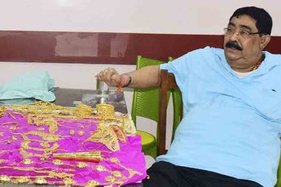 প্রতি বারই উপস্থিত থেকে পুজোর যাবতীয় আয়োজন সেরেছেন অনুব্রত। কিন্তু এ বার তিনি জেলবন্দি থাকায় হয়তো সেই নিয়মের তার ব্যতিক্রম ঘটতে চলেছে।