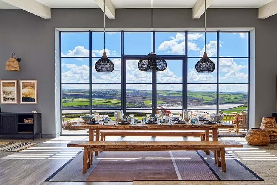 বাড়িটি তারা স্রেফ ছুটি কাটানোর গন্তব্য হিসাবেও রেখে দিতে পারতেন। কিন্তু উত্তম জানিয়েছেন, বাড়ির রক্ষণাবেক্ষণের খরচও তো আছে। তার ভার বহন করা কঠিন হত তাঁদের পক্ষে। তাই বাধ্য হয়েই বাড়িটি বিক্রি করে দেওয়ার সিদ্ধান্ত নিয়েছেন তাঁরা। লটারিতে পাওয়া ২৮ কোটির বাড়িটি ৪০ কোটি টাকায় বিক্রি করেছেন তাঁরা।  