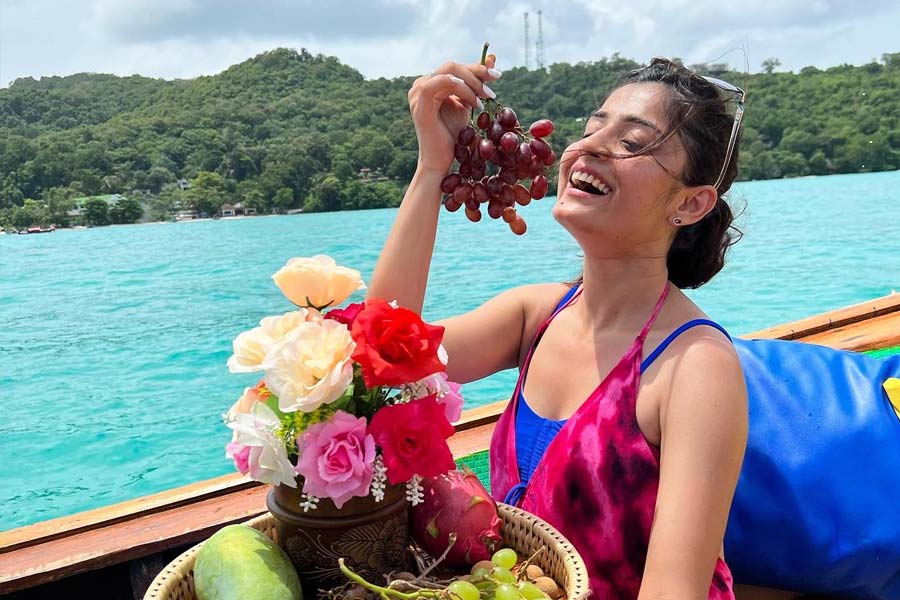 জনপ্রিয় টেলিভিশন অভিনেত্রী বৈশালী ঠক্করের ঝুলন্ত দেহ উদ্ধার করা হয়েছে রবিবার। নিজের বাড়িতেই ঝুলন্ত অবস্থায় পাওয়া গিয়েছে তাঁর দেহ। জানা গিয়েছে, তাঁর বাগ্‌দান হয়েছিল। তার পর বিয়ে ভেঙে যায়। তার পরই কি অবসাদ গ্রাস করে বৈশালীকে? না কি, মৃত্যুর নেপথ্যে রয়েছে অন্য কোনও কারণ?