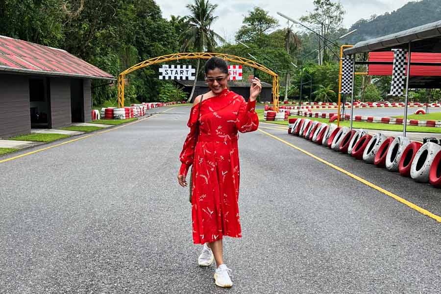 বৈশালীর আত্মহত্যা করা থাকলে তার কারণ হিসাবে নানা বিষয় উঠে আসছে। ব্যক্তিগত জীবনের টানাপড়েনেই কি চরম সিদ্ধান্ত গ্রহণ করেছেন অভিনেত্রী? দ্বিধাবিভক্ত বৈশালীর পরিবার, ঘনিষ্ঠমহলও।