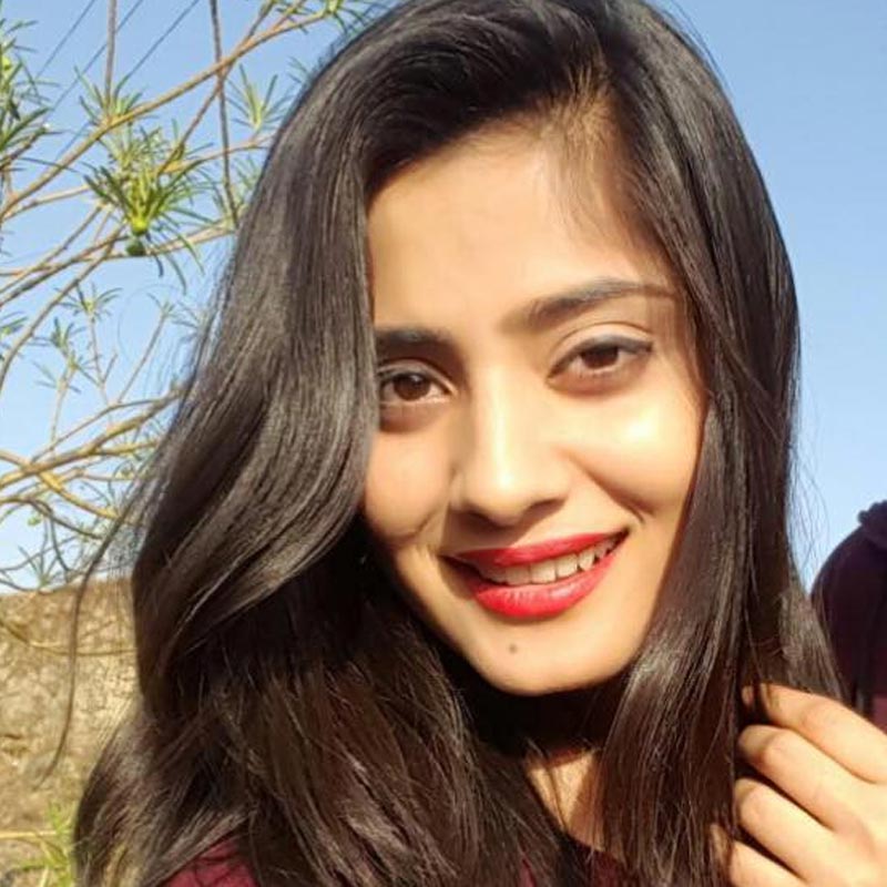 সমাজমাধ্যমে বৈশালীর পোস্ট দেখে কেউ কেউ মনে করছেন, তিনি আত্মহত্যার ইঙ্গিত দিয়েছিলেন সেখানেই। কারণ, কিছু দিন আগে তিনি একটি সিলিং ফ্যানের ছবি পোস্ট করেছিলেন। তাতেই কি এই সিদ্ধান্তের ইঙ্গিত লুকিয়ে ছিল? উঠছে প্রশ্ন।