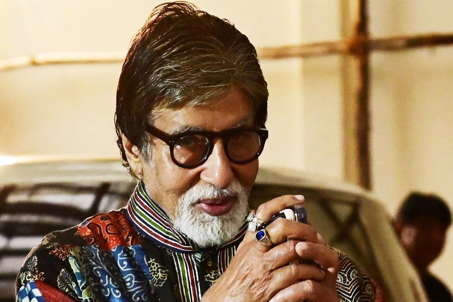 ১১ অক্টোবর, মঙ্গলবার আশি বছরে পা দিলেন বলিউডের ‘বিগ বি’ অমিতাভ বচ্চন। টিনসেল নগরী সে দিন যেন তাঁর জন্মদিনেই মেতেছিল। এমনকি, বহু শহরের প্রেক্ষাগৃহে অমিতাভ অভিনীত পুরনো এবং জনপ্রিয় ছবি দেখানো হয়েছিল।