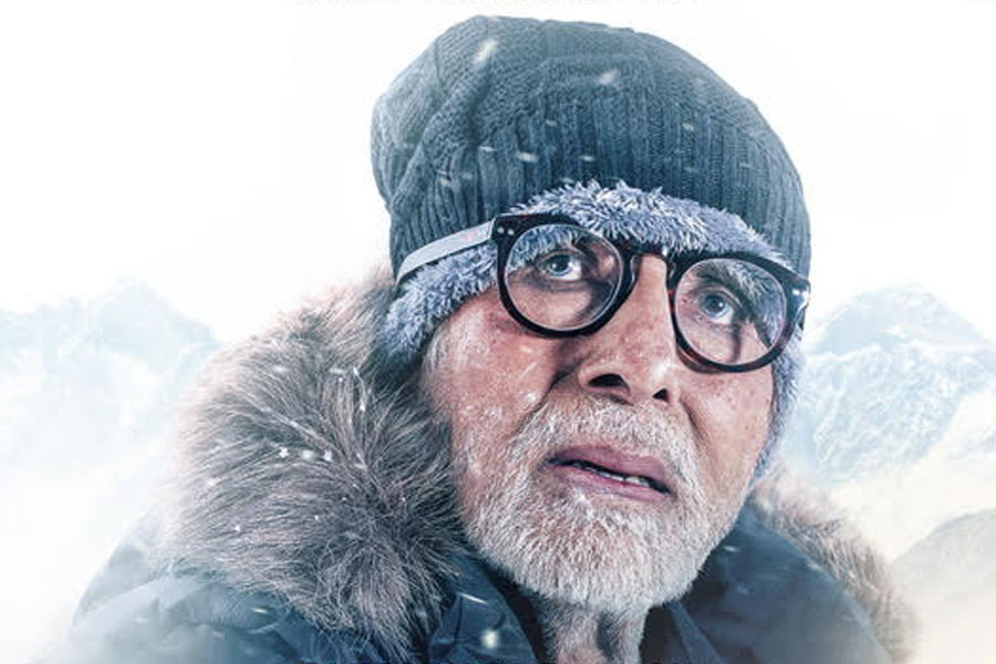 পাঁচ দশক ধরে একের পর এক হিট ছবি দর্শককে উপহার দিয়ে এসেছেন অমিতাভ। আশিতে এসেও ইন্ডাস্ট্রি কাঁপিয়ে বেড়াচ্ছেন তিনি। চলতি বছরে অমিতাভ অভিনীত সাতটি ছবি প্রেক্ষাগৃহে মুক্তি পেয়েছে। এমনকি, অক্ষয় কুমার এবং অজয় দেবগনের থেকেও বেশি ছবিতে অভিনয় করেছেন অমিতাভ।