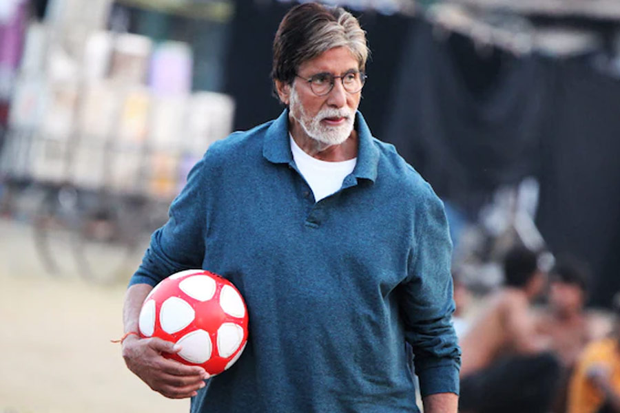 চলতি বছরের মার্চ মাসে মুক্তি পায় ‘ঝুন্ড’ ছবিটি। এই ছবির পরিচালনার দায়িত্বে ছিলেন নাগরাজ মঞ্জুলে। এই ছবিতে মুখ্যচরিত্রে অভিনয় করেছিলেন অমিতাভ বচ্চন।