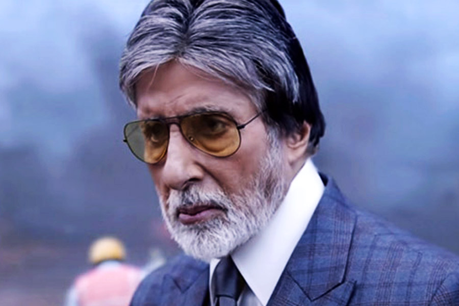 ঠিক এক মাস পর এপ্রিলে মুক্তি পায় ‘রানওয়ে ৩৪’। থ্রিলার ঘরানার এই ছবিতে অমিতাভের সঙ্গে অভিনয় করেছিলেন অজয় দেবগন। এই ছবির প্রযোজনা এবং পরিচালনার দায়িত্বেও ছিলেন অজয়।