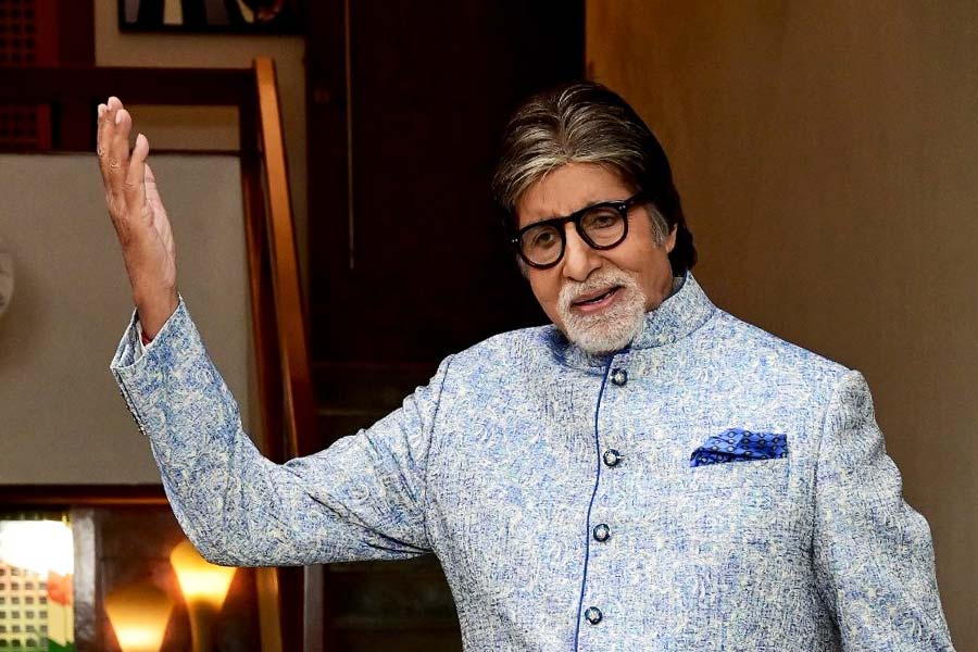 সংবাদ সংস্থা সূত্রের খবর, এই ছবিতে কাজ করে অমিতাভ দশ কোটি টাকা পারিশ্রমিক পেয়েছেন।