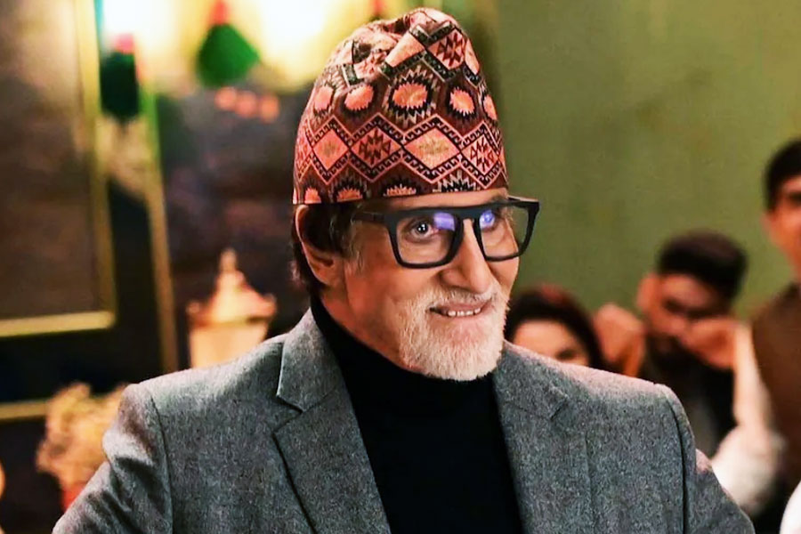 নভেম্বর মাসে মুক্তিপ্রাপ্ত আরও একটি ছবিতে দেখা যাবে অমিতাভকে। ড্রামা ঘরানার ‘উঁচাই’ ছবিতে অমিতাভ ছাড়াও মুখ্যচরিত্রে অভিনয় করতে দেখা যাবে নীনা গুপ্ত, পরিণীতি চোপড়া, বোমান ইরানি, অনুপম খের, সারিকা, ড্যানি ডেনজংপাকে।