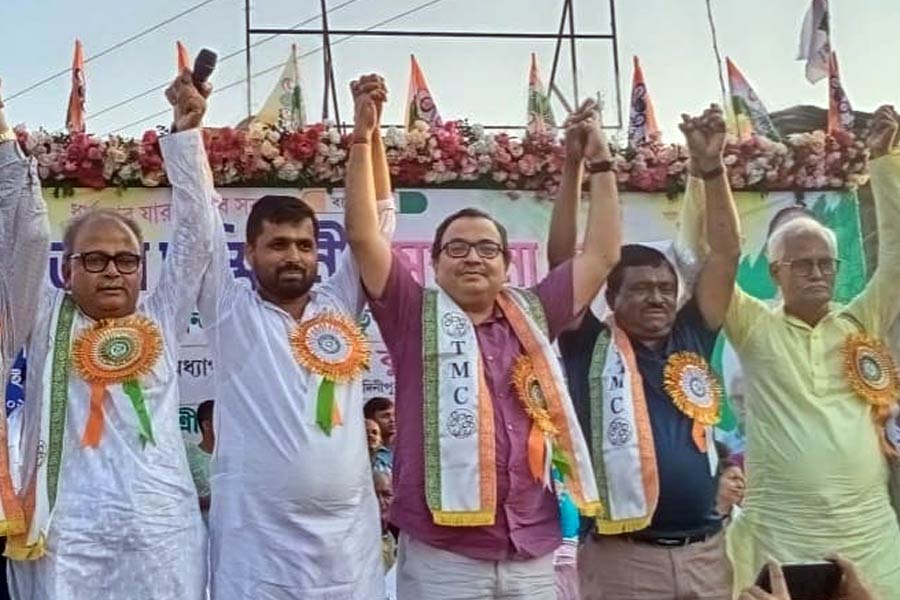 রবিবার দলীয় মঞ্চে অন্যান্যদের সঙ্গে কুণালের পাশে সুফিয়ান।