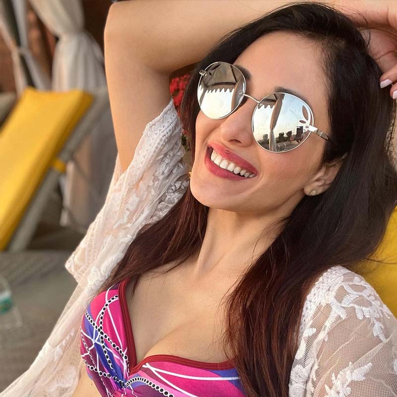 সময়কাল ১৯৮৯থেকে ১৯৯০-এর মাঝামাঝি। কলকাতার এক সম্ভ্রান্ত পরিবারে জন্ম নেয় একটি ফুটফুটে কন্যাসন্তান। কিন্তু জন্মের খবর পেয়েই পরিবারের লোক সেই সন্তানকে ত্যাগ করার সিদ্ধান্ত নেন। মেয়ে হয়ে জন্মানোই নাকি তার দোষ। এ কোনও সিনেমার গল্প নয়, বরং বাস্তবে এই ঘটনা ঘটে বলি অভিনেত্রী পূজা চোপড়ার সঙ্গে।