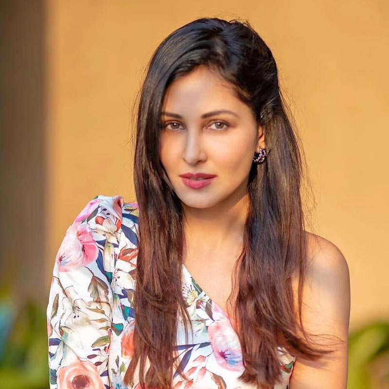 এর আগে মধুর ভান্ডারকর পরিচালিত ‘ফ্যাশন’ এবং ‘হিরোইন’ ছবিতে পূজা পার্শ্বচরিত্রে অভিনয় করলেও অভিনয়ের পরিসর ছিল স্বল্প। তবে, বড় পর্দায় তাঁর আবির্ভাব হিন্দি ছবির মাধ্যমে নয়। ‘পোন্নার শঙ্কর’ নামের তামিল ছবির মাধ্যমে পূজা অভিনয়জগতে পা রাখেন।