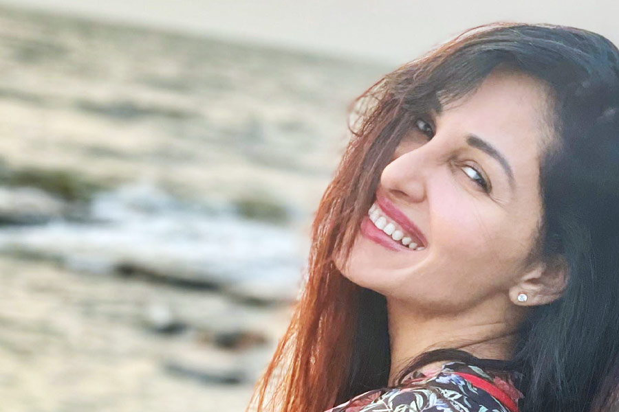 অসুস্থ শাশুড়ির সেবা এবং একা হাতে মেয়েকে মানুষ করে স্বামীর মন জিতবেন বলে ভেবেছিলেন নীরা। কিন্তু এর ফলে হিতে বিপরীত হয়। অভিযোগ, তাঁর স্বামী দিনের পর দিন বাড়িতে অন্য মহিলাদের নিয়ে আসতেন।