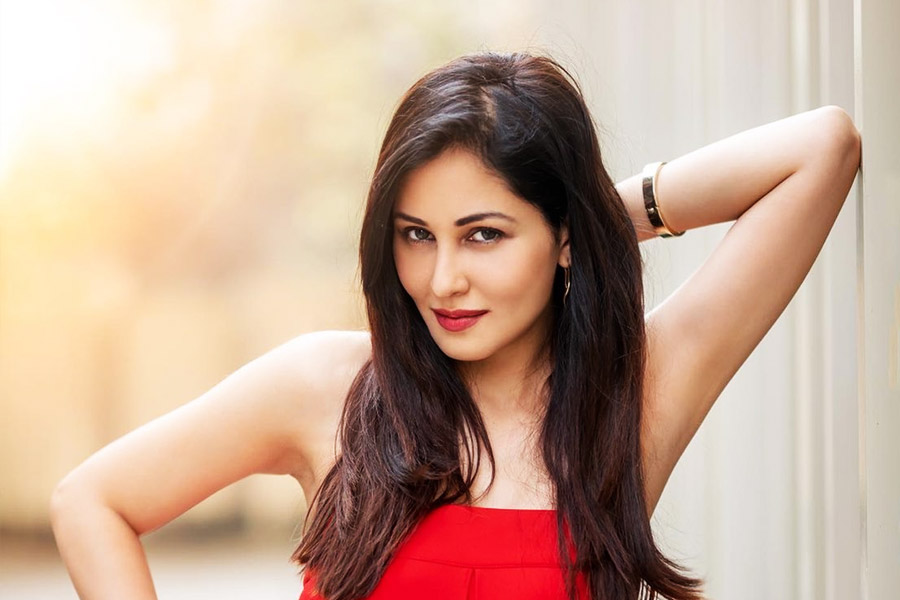 এই পরিস্থিতিতে দ্বিতীয় বারের জন্য অন্তঃসত্ত্বা হলেন নীরা। সেই সময়েই তাঁর স্বামী বাড়িতে এক মহিলাকে নিয়ে এসে পরিবারের সকলকে জানান, ওই মহিলাকে বিয়ে করবেন তিনি। নীরা ভাবেন, পুত্রসন্তানের জন্ম দিলে বুঝি এই বিয়ে আটকাতে পারবেন।