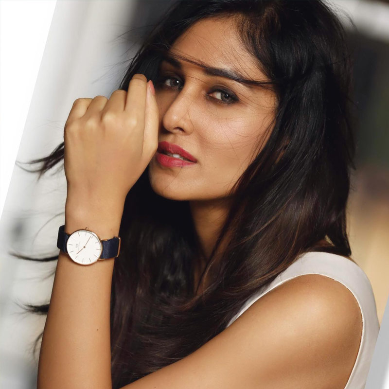 ঠিক তখনই জন্ম হয় পূজার। কন্যাসন্তান জন্মের খবর পেয়ে পরিবারের কেউ-ই নীরাকে হাসপাতালে দেখতে যাননি। হাসপাতালে নীরার পাশের বেডে আরও এক মহিলা সন্তানের জন্ম দিয়েছিলেন। তাঁর কাছ থেকে নতুন পোশাক ধার করে পূজাকে পরান তিনি।