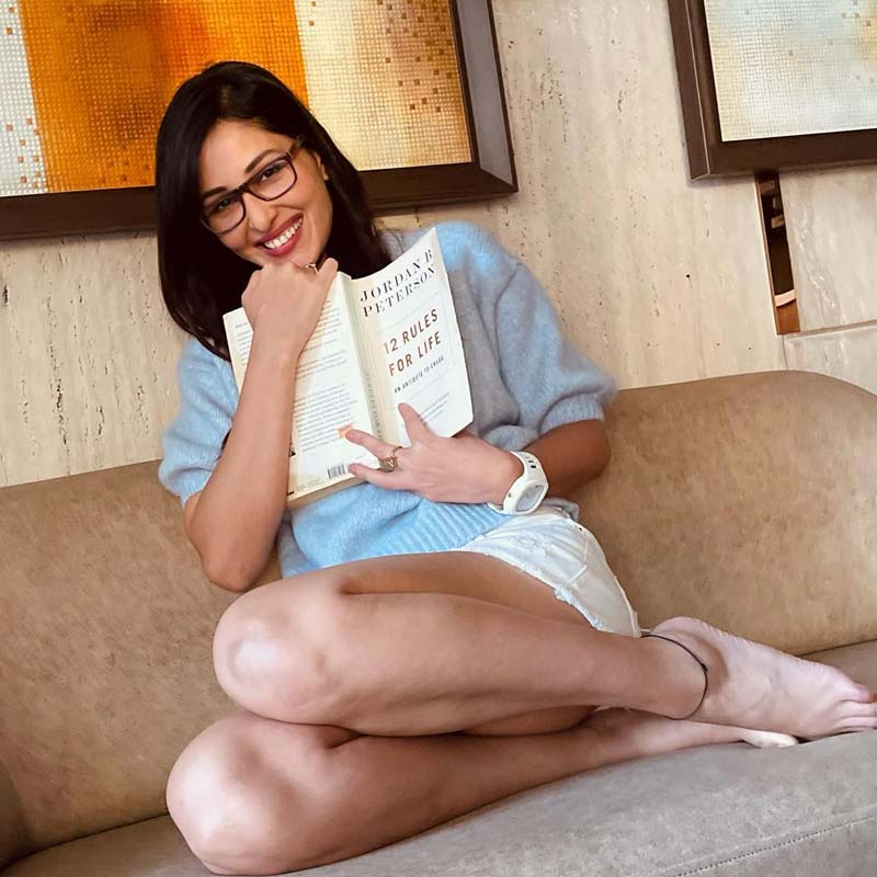 শ্বশুরবাড়িতে যাওয়ার পর নীরাকে নির্দেশ দেওয়া হয় পূজাকে অনাথ আশ্রমে পাঠিয়ে দিতে। তা না করলে দুই মেয়েকে নিয়ে বাড়ি থেকে বেরিয়ে যেতে হবে বলেও জানিয়ে দেওয়া হয়। পূজাকে কোনও মতোই নিজের কোলছাড়া করতেন না নীরা। তাই কলকাতার বাড়ি ছেড়ে দুই মেয়েকে নিয়ে মুম্বই চলে যান তিনি।