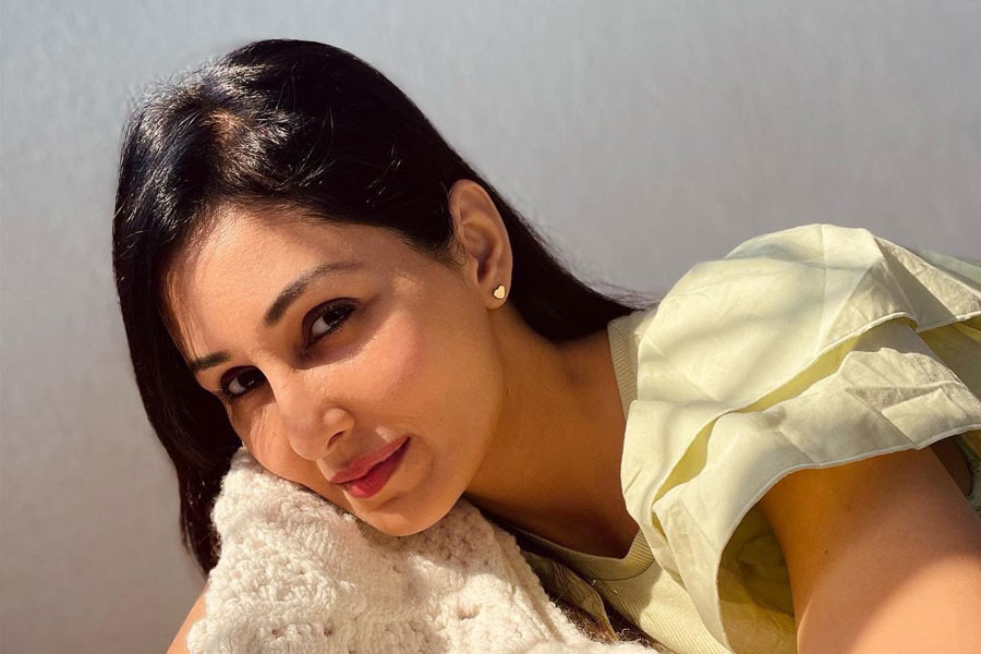 অন্য দিকে নীরার স্বামীও আর একটি বিয়ে করেন এবং দুই পুত্রসন্তানের বাবা হন। মুম্বইয়ে দুই মেয়েকে নিয়ে নতুন জীবন শুরু করবেন বলে চাকরির খোঁজ করতে শুরু করেন নীরা। এক মাস বয়স থেকেই পূজাকে একা বাড়িতে থাকতে হত।