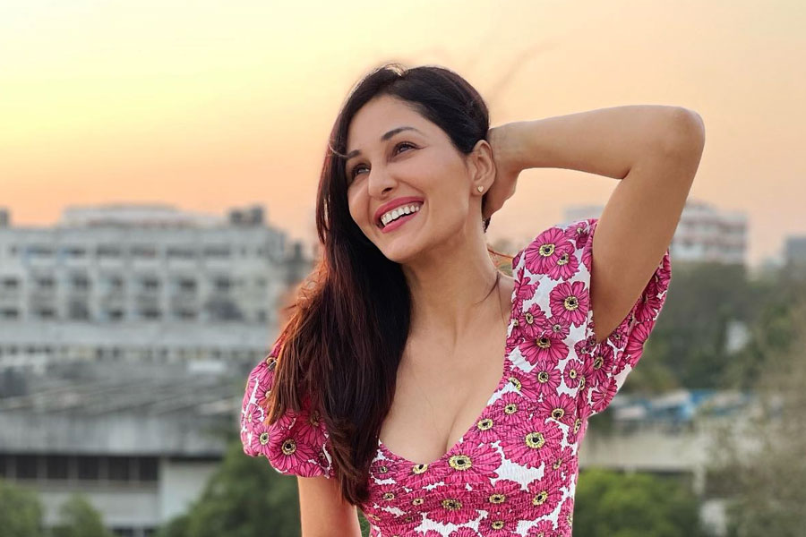 এক সাক্ষাৎকারে পূজা জানান, তাঁর মা যখন বাইরে কাজ করতেন, তখন তিনি খুবই ছোট। খিদে পেলে প্রতিবেশীই তাঁকে স্তন্যপান করাতেন।