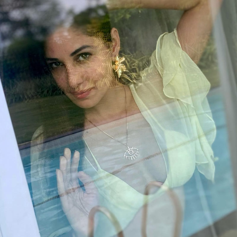 মাকে এ ভাবে কষ্ট করতে দেখে ছোট থেকেই পূজা জীবনের প্রতি দায়িত্বশীল হয়ে পড়েন। স্কুলে সবসময় প্রথম স্থান অধিকার করতেন তিনি। ধীরে ধীরে মডেলিংয়ের দিকে ঝুঁকতে শুরু করেন পূজা।