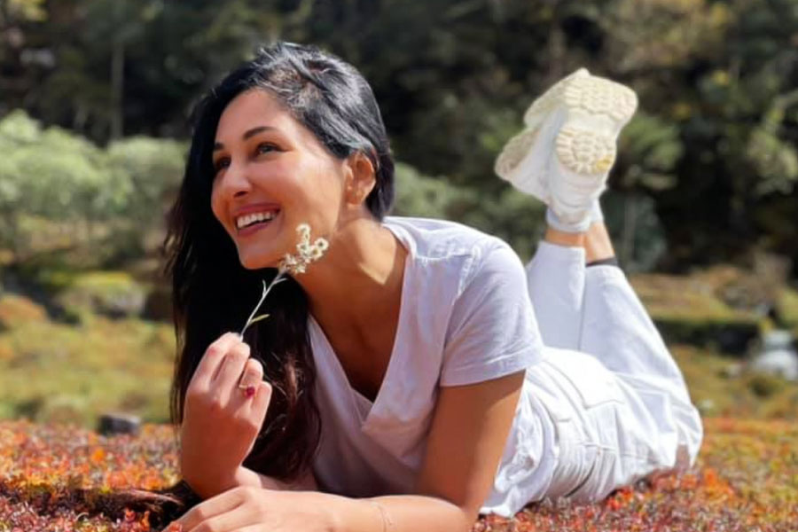 কিন্তু মডেলিং করতে হলে ঠিক মতো শরীরচর্চা করা প্রয়োজন। তাই চাকরি করে টাকা জমিয়ে জিমে ভর্তি হন। সেই জমানো টাকা দিয়ে মডেলিংয়ের জন্য পোশাক, জুতো কেনেন। কোনও রকম প্রশিক্ষণ ছাড়াই মডেলিং শুরু করেন পূজা।