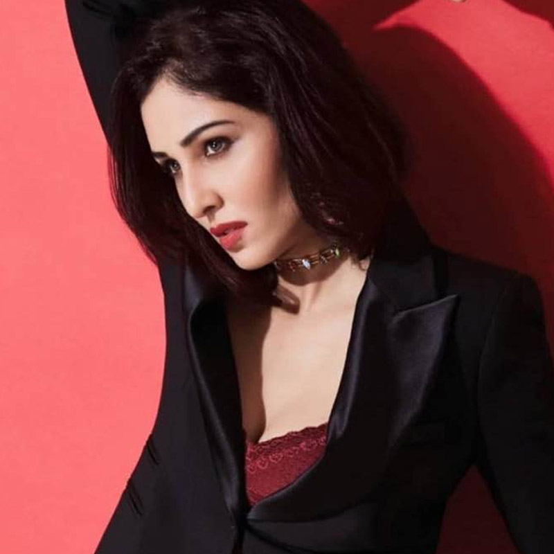 বহু সৌন্দর্য প্রতিযোগিতায় তিনি বিজয়ী হন। কিন্তু ২০০৯ সালে এক সৌন্দর্য প্রতিযোগিতার অন্তিম পর্বে অংশগ্রহণ করার আগে পূজার পা মচকে যায়। চিকিৎসক তাঁকে তিন সপ্তাহ বিশ্রামে থাকার পরামর্শ দেন।