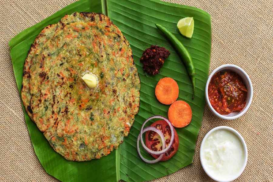 রশ্মিকার প্রিয় খাবার হল আক্কি রুটি। 