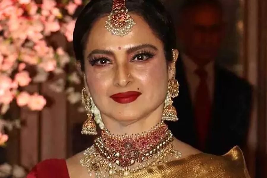  মোহময়ী রেখা। 