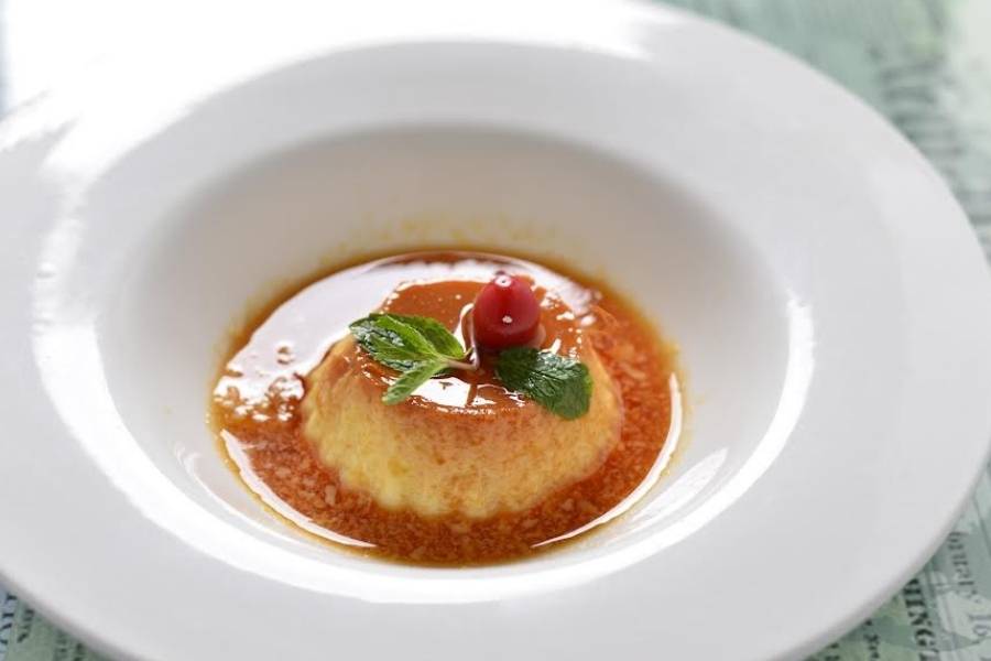 আমিষে চিকেন আ লা কিয়েভ, রোস্টেড ল্যাম্ব ইন রেড ওয়াইন সস, পর্ক চপস, ল্যাম্ব চপস, প্রন অন টোস্ট, ডেভিল্ড ক্র্যাব, চিকেন স্ট্রগ্যানফ, স্প্যাগেটি ইন টমেট সস, পর্ক ভিন্দালু, প্রন ককটেল, সি ফুড চাউডার, নাটি ক্রাঞ্চ, ক্যারামেল কাস্টার্ড আর অ্যাপেল পাই ইত্যাদি।