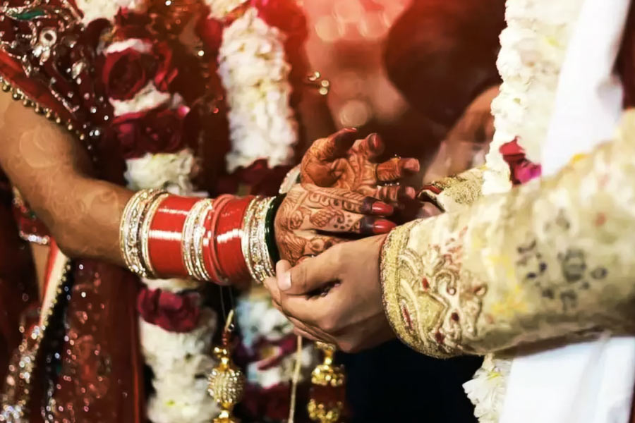 ধর্মের অনুশাসনকে পাশ কাটিয়ে মনের মিলন, প্রেম, বিয়ে— টেলিভিশন দুনিয়ায় কোনওটাই নতুন নয়। শুধু রুপোলি পর্দা নয়, বাস্তবেও ধর্মের উপরে প্রেমকে প্রাধান্য দিয়েছেন অনেক তারকা। বলিউডে আন্তর্ধর্মীয় বিবাহের উদাহরণ রয়েছে ভূরি ভূরি।