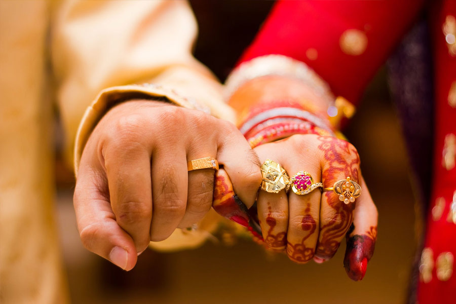 কেউ ধর্ম বদল করেছেন, কেউ ধর্ম পরিবর্তন না করেই সুখে সংসার করছেন। রইল টেলি দুনিয়ার তেমন কিছু তারকা দম্পতির হদিস।