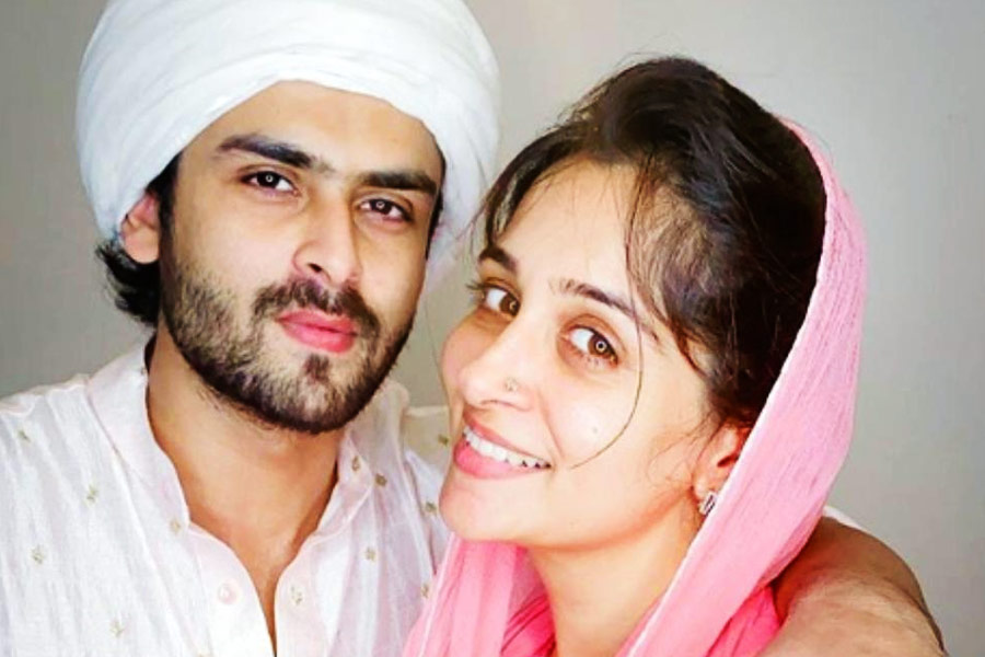 এ ক্ষেত্রে প্রথমেই যাঁদের নাম উঠে আসে তাঁরা হলেন, দীপিকা কক্কড় এবং শোয়েব ইব্রাহিম। ‘সসুরাল সিমর কা’ ধারাবাহিকে অভিনয় করতে করতে একে অপরের কাছাকাছি আসেন তাঁরা। জড়িয়ে পড়েন প্রেমের সম্পর্কে। ২০১৮ সালের ২২ ফেব্রুয়ারি তাঁদের চার হাত এক হয়েছে। বিয়ের পর ইসলাম ধর্ম গ্রহণ করেছেন দীপিকা। এটি নায়িকার দ্বিতীয় বিয়ে।