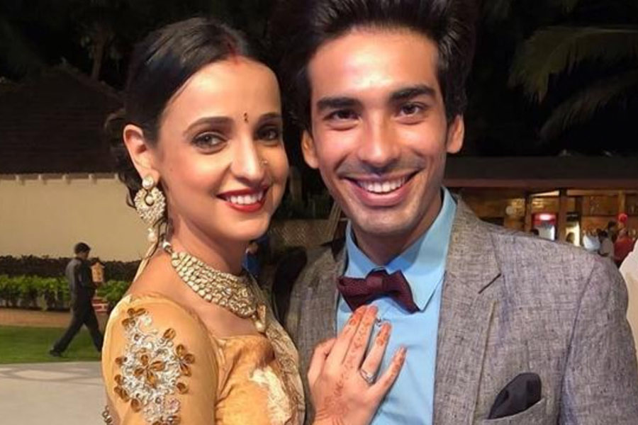 ৬ বছরের প্রেমের পর ২০১৬ সালের ২৫ জানুয়ারি বিয়ে করেন টেলি তারকা সনায়া ইরানি এবং মোহিত সেহগাল। পর্দায় হোক কিংবা পর্দার বাইরে, তাঁদের রসায়ন এতই জনপ্রিয় যে, এই তারকা যুগলকে ‘টিভি টাউনের রিতেশ দেশমুখ এবং জেনেলিয়া ডি’সুজা’ বলা হয়ে থাকে। ধর্মের দিক দিয়ে সনায়া পারসি এবং মোহিত শিখ।