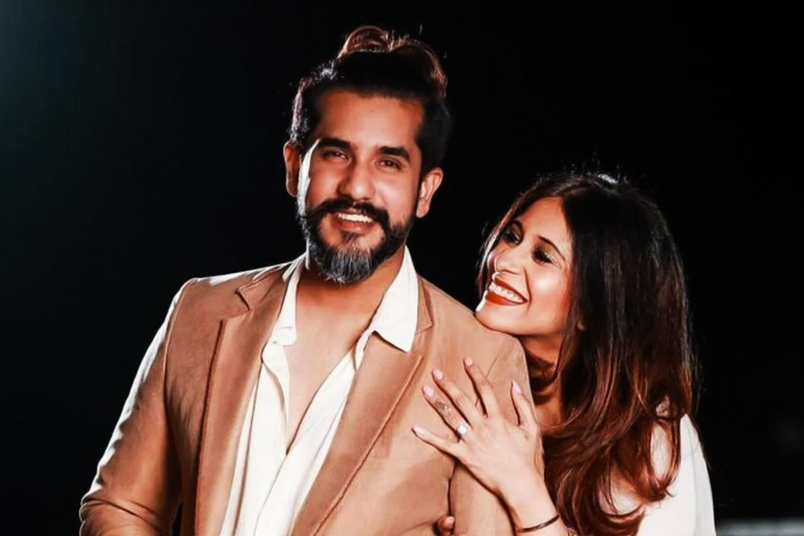 কিশ্বর মর্চেন্ট এবং সুয়শ রায় টেলিভিশন দুনিয়ার অন্যতম জনপ্রিয় তারকা দম্পতি। ‘পেয়ার কি এক কহানি’ ধারাবাহিকের হাত ধরে তাঁদের আলাপ। ৪ বছরের প্রেমের পর কিশ্বর, সুয়শ গাঁটছড়া বাঁধেন ২০১৬ সালের ডিসেম্বরে। কিশ্বর তাঁর স্বামীর থেকে বয়সে ৮ বছরের বড়। কিন্তু মুসলমান কনে এবং শিখ বরের এই বিয়েতে ধর্ম বা বয়স, কোনওটাই বাধা হয়ে দাঁড়ায়নি।